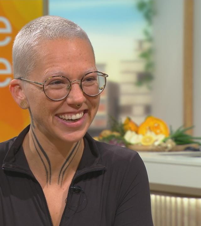 Stefanie Heinzmann lacht am "Volle Kanne"-Frühstückstisch.