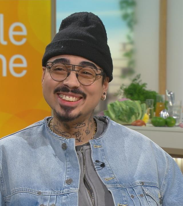 Comedian Tony Bauer am "Volle Kanne"-Frühstückstisch.