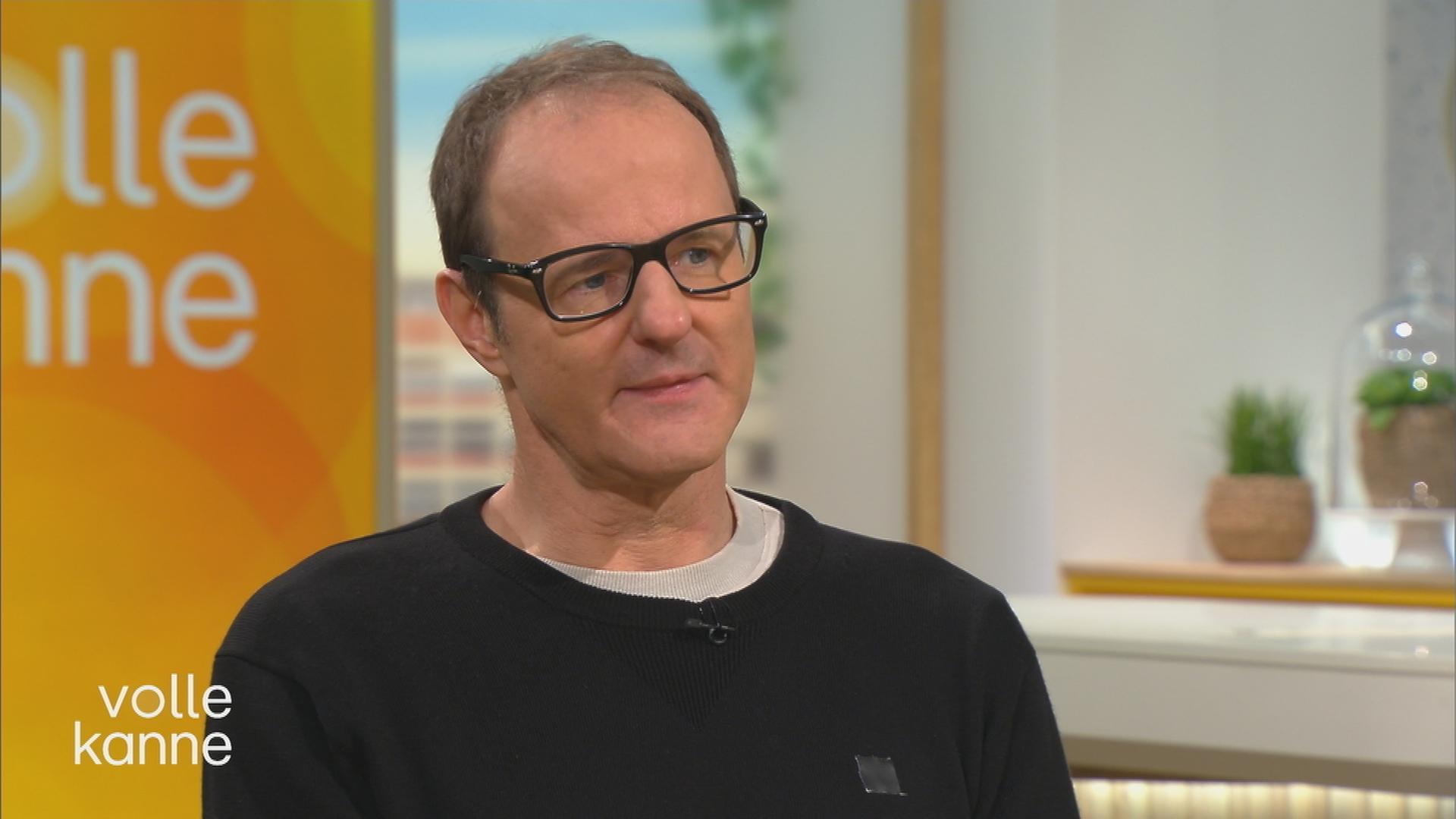 Vince Ebert am "Volle Kanne"-Frühstückstisch.