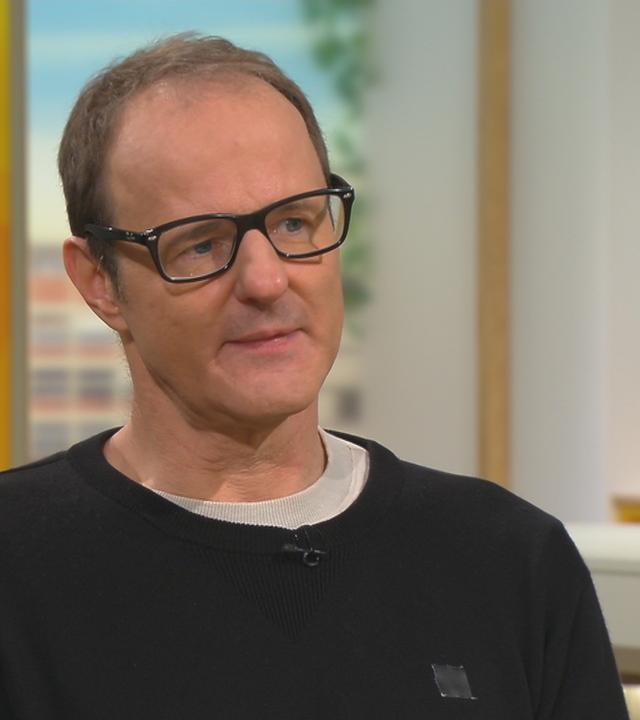 Vince Ebert am "Volle Kanne"-Frühstückstisch.