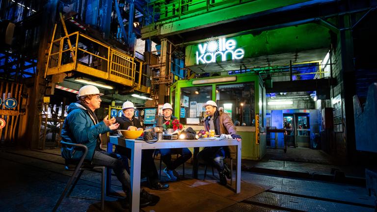 Comedian Atze Schröder, Historiker Prof. Heinrich Theodor Grütter und DJ Moguai zusammen mit Ingo Nommsen am Volle-Kanne-Frühstückstisch unter Tage im Bergwerk Prosper-Haniel in Bottrop.
