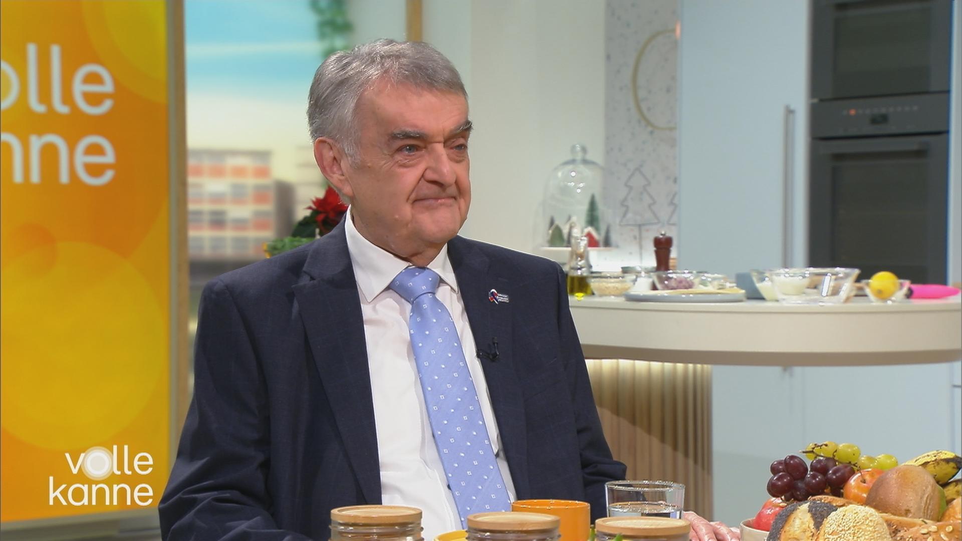 Herbert Reul am "Volle Kanne"-Frühstückstisch