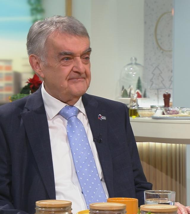 Herbert Reul am "Volle Kanne"-Frühstückstisch