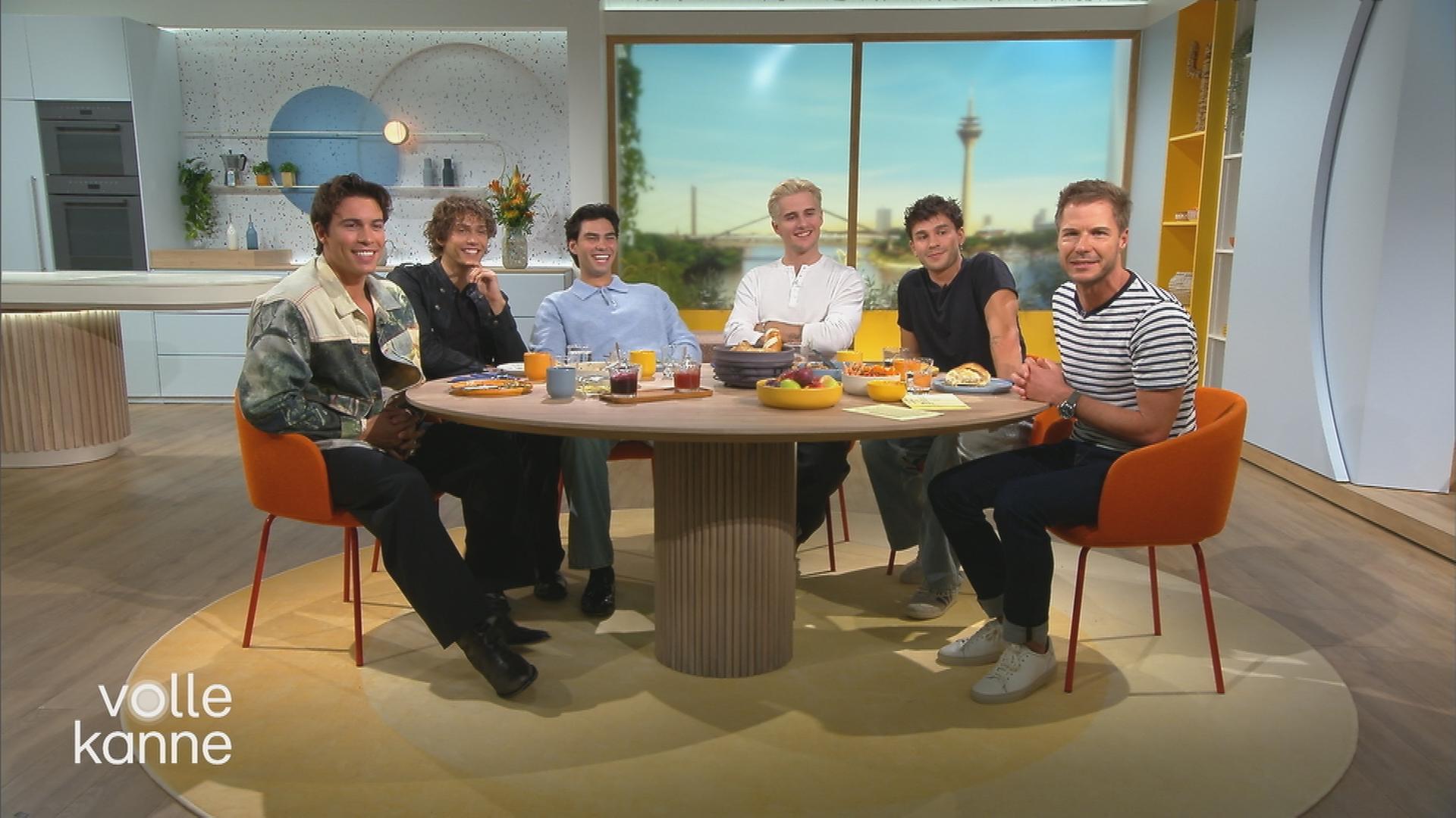 Das Bild zeigt die Elevator Boys am "Volle Kanne"-Frühstückstisch.