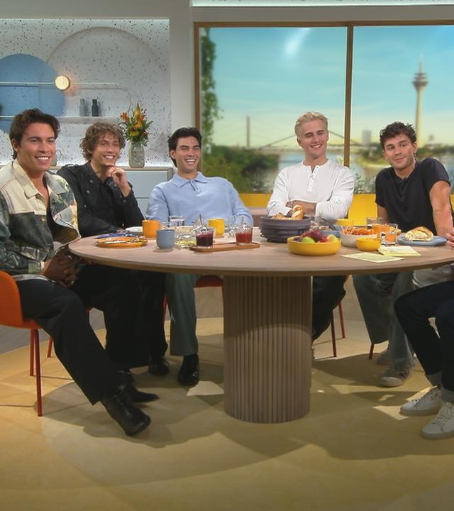 Das Bild zeigt die Elevator Boys am "Volle Kanne"-Frühstückstisch.