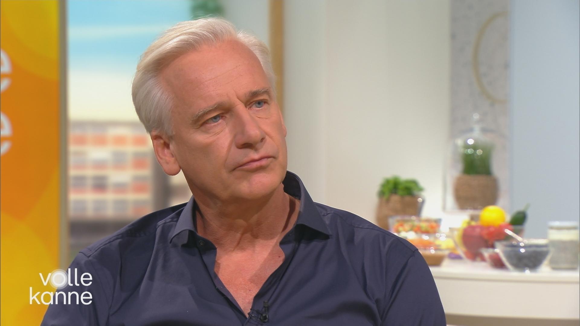 Chris Kraus am "Volle Kanne" Frühstückstisch 