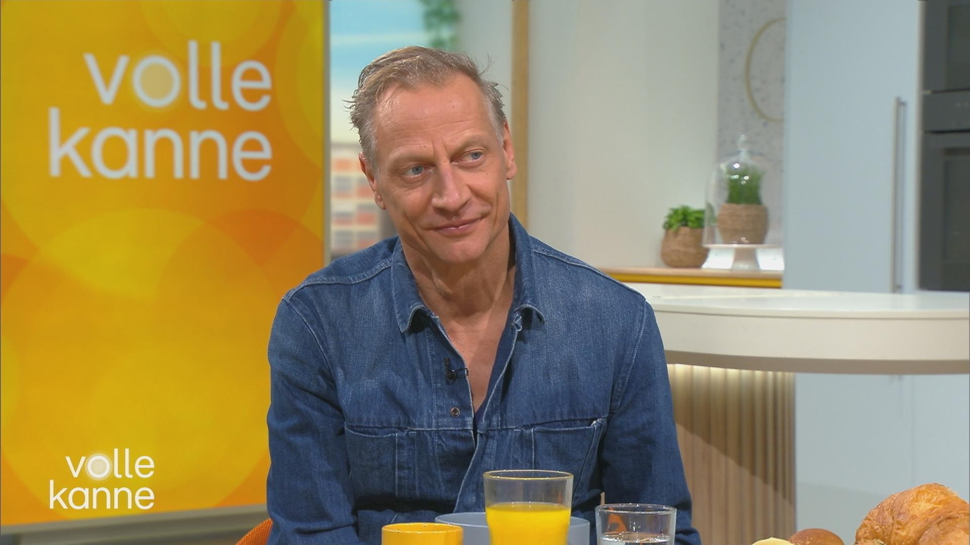 Victor Schefè am "Volle Kanne"-Frühstückstisch