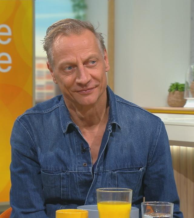 Victor Schefè am "Volle Kanne"-Frühstückstisch