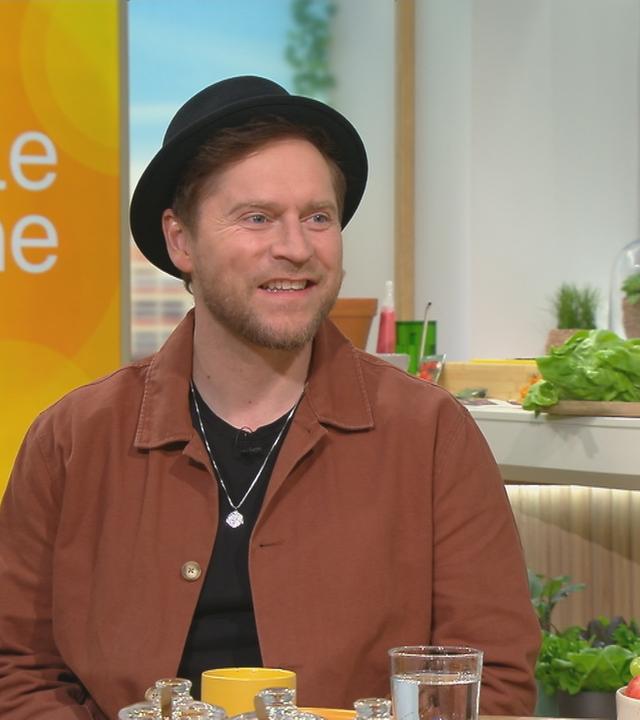 Johannes Oerding am "Volle Kanne"-Frühstückstisch