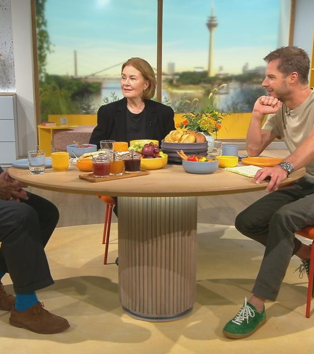 Das Bild zeigt Dietmar Bär und Lina Wendel bei "Volle Kanne". 