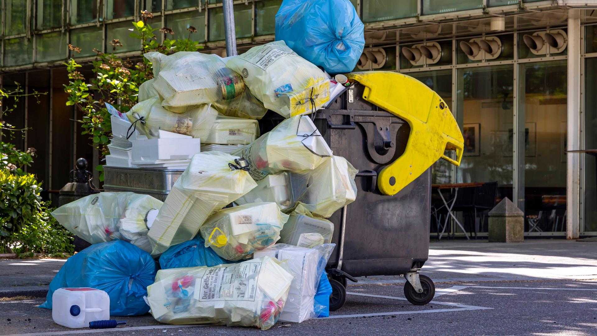 Übervoller Reycling-Container