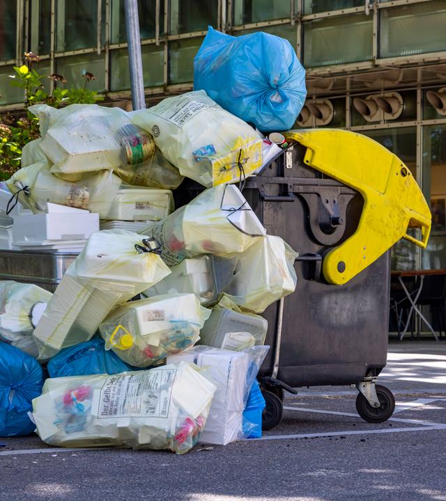 Übervoller Reycling-Container