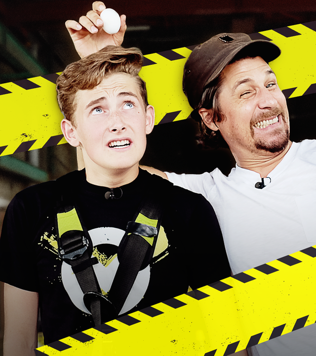 Checkpoint: Tommy Scheel hält über je ein Checkpoint-Mitglied ein Ei. 