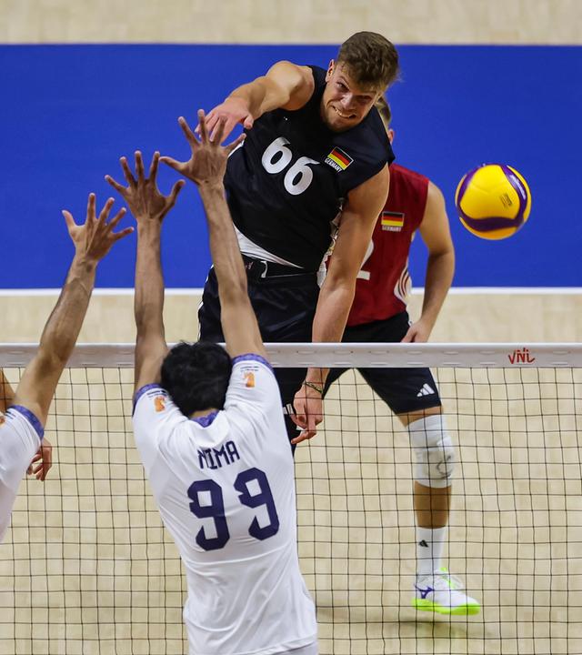 Erik Rohrs drischt den Ball gegen Irans Morteza Sharifi und Mohammadnima Bateni.