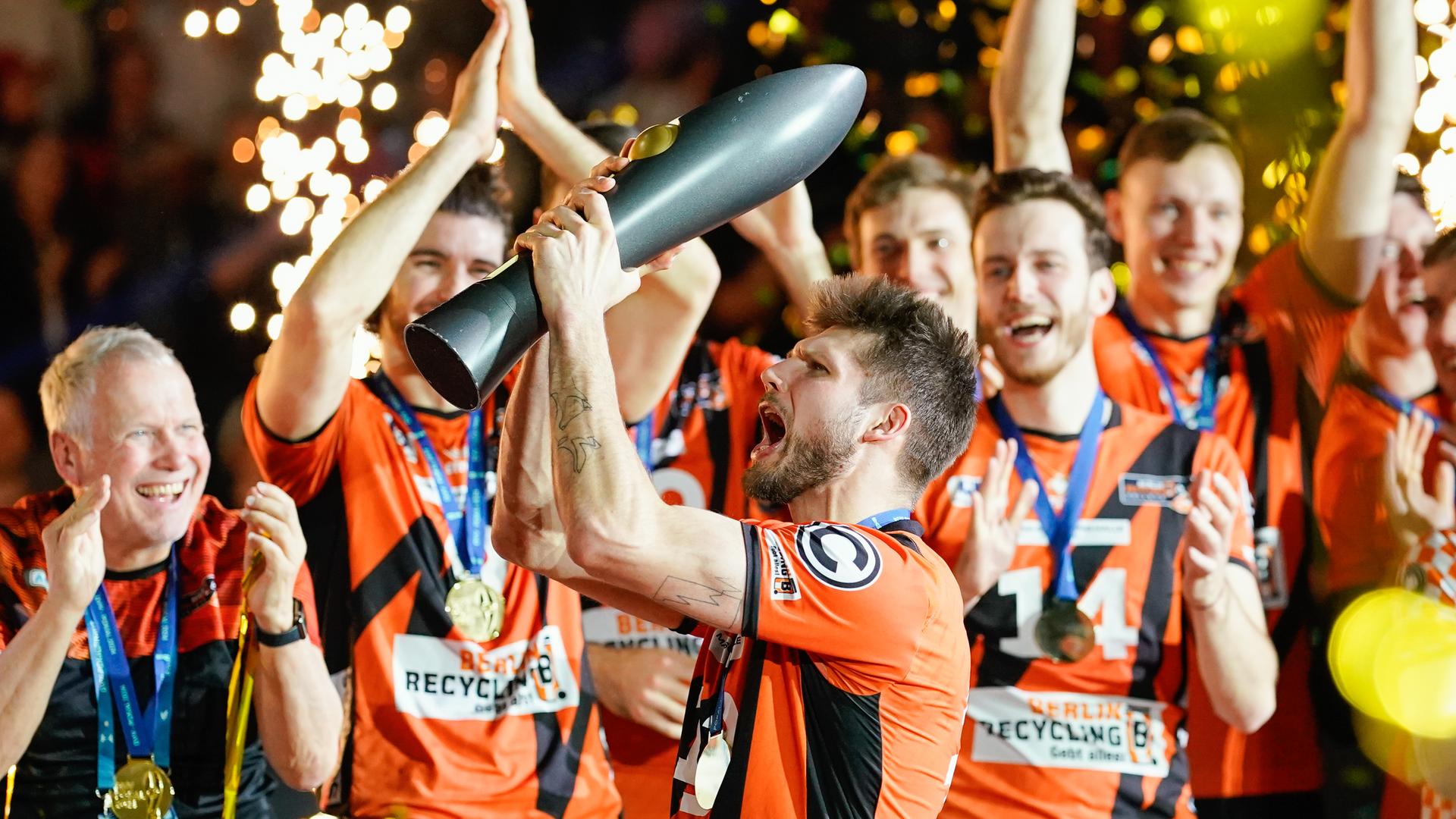 Berlins Ruben Schott hält den Siegerpokal in den Händen. 