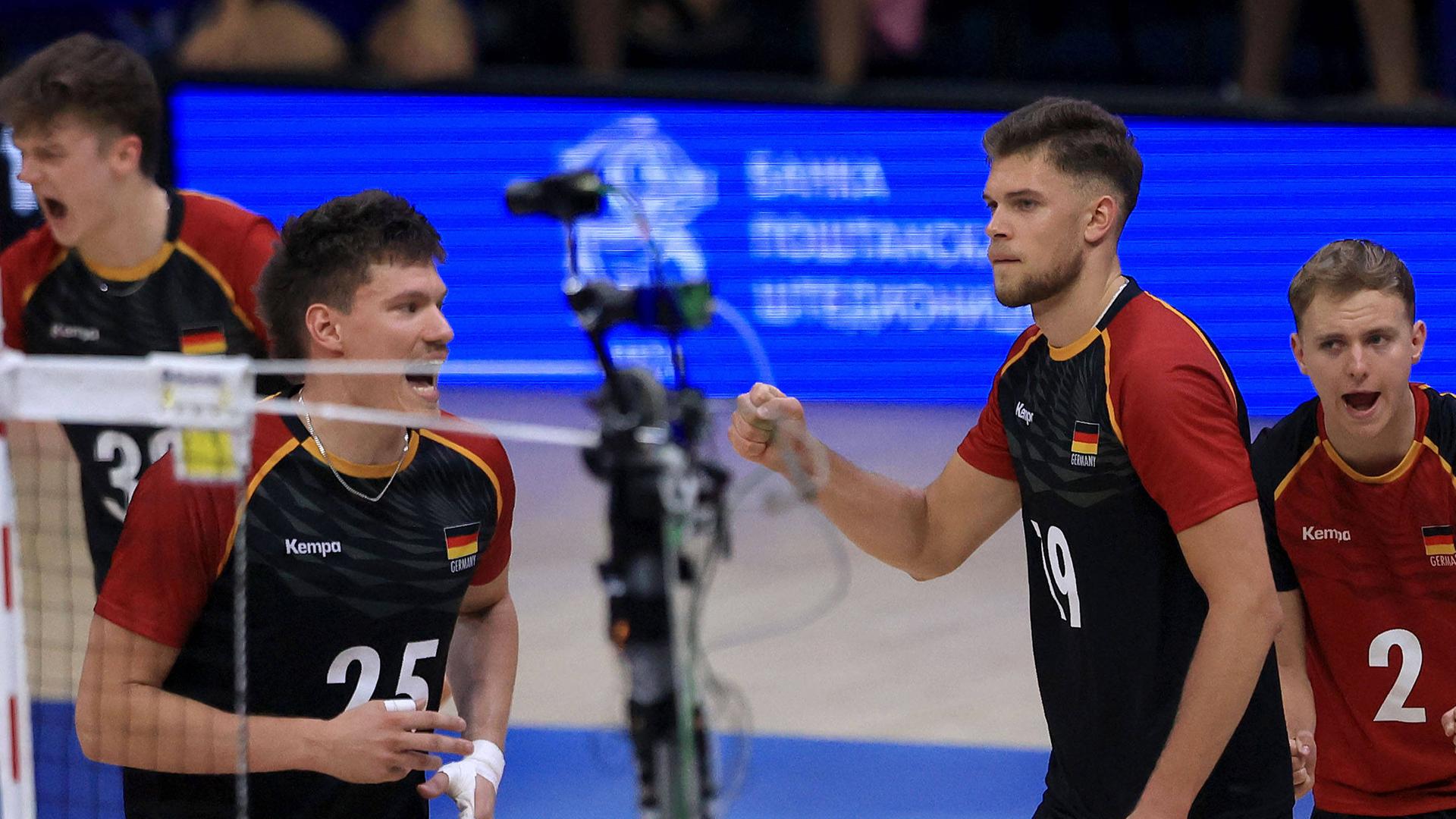 Lukas Maase, Erik Röhrs und Leonard Graven jubeln.