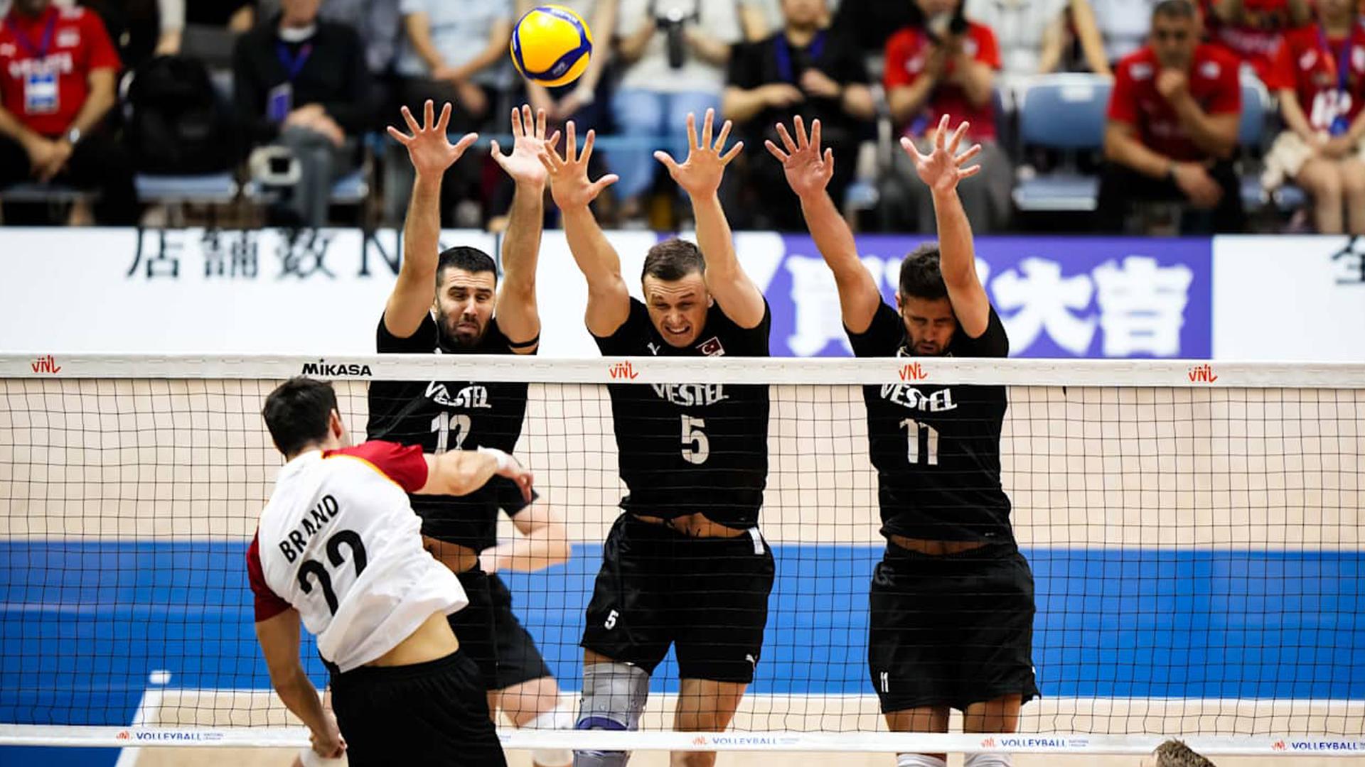 Spieler in Aktion im Match Volleyball-Nations-League, Türkei gegen Deutschland in der Nations League