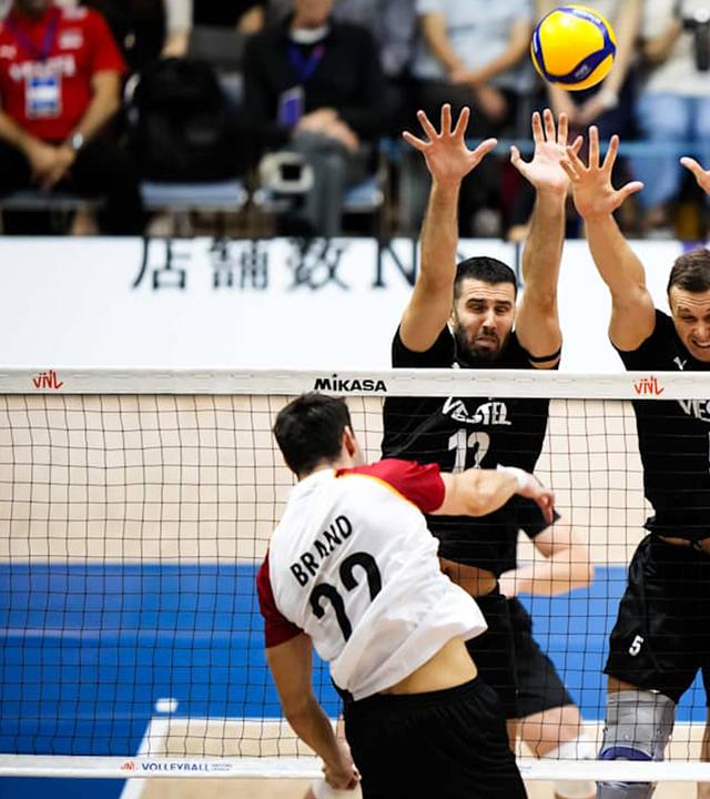 Spieler in Aktion im Match Volleyball-Nations-League, Türkei gegen Deutschland in der Nations League