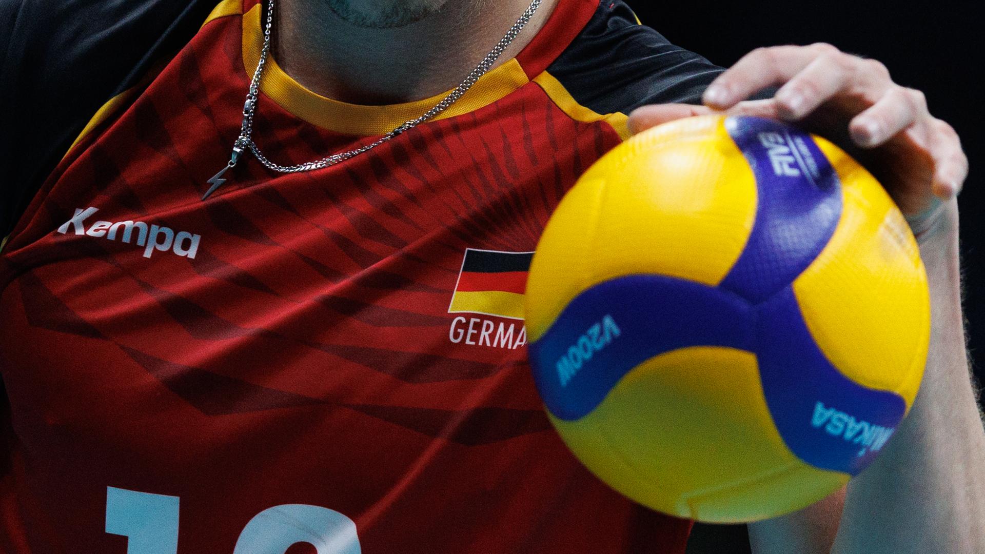 Trikot von Anton Brehme (GER) und Volleyball im Close-Up am 01.10.23.