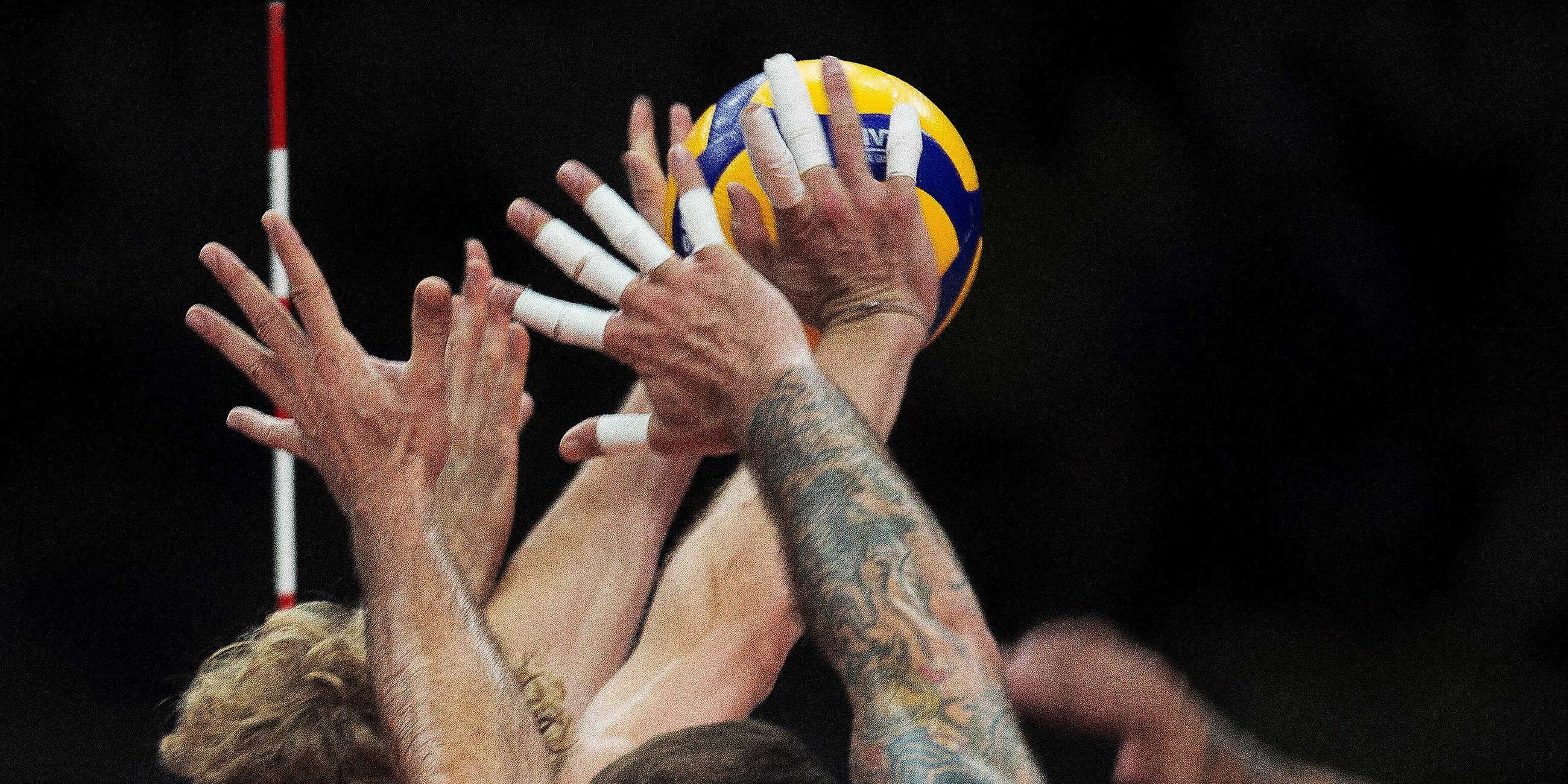 Close-Up: Spieler der deutschen Mannschaften blockieren einen Ball am 03.10.2023 in Rio.