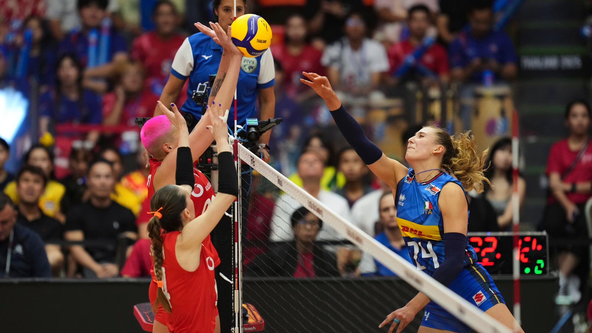 Im Finale der Volleyball-WM der Frauen zwischen Türkei und Italien versuchen Ebrar Karakurt und Eda Erdem Dündar einen Spike von Ekaterina Antropova (Italien) zu blockieren.