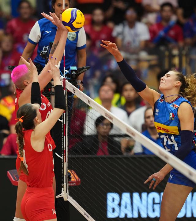 Im Finale der Volleyball-WM der Frauen zwischen Türkei und Italien versuchen Ebrar Karakurt und Eda Erdem Dündar einen Spike von Ekaterina Antropova (Italien) zu blockieren.