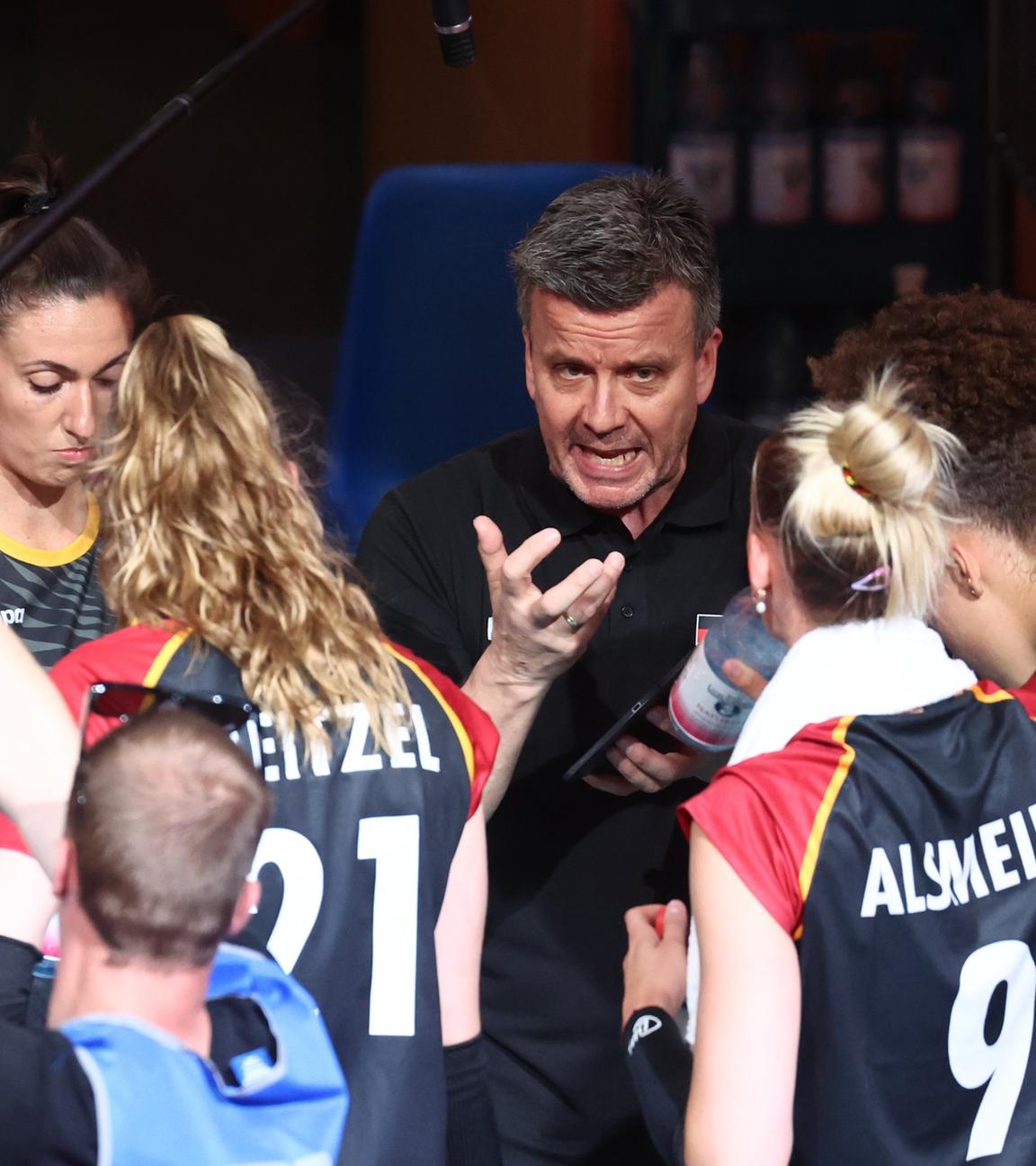 Deutschlands Trainer Alexander Waibl spricht in einer Auszeit mit dem Team. 