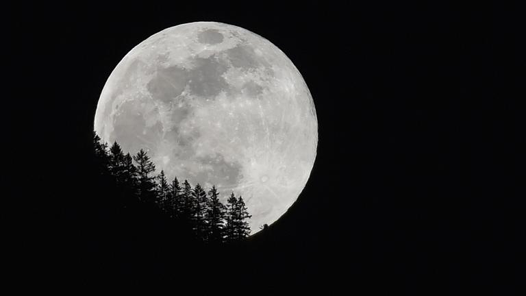 Archiv: Vollmond über Bayern, aufgenommen am 19.02.2019 in Mittenwald