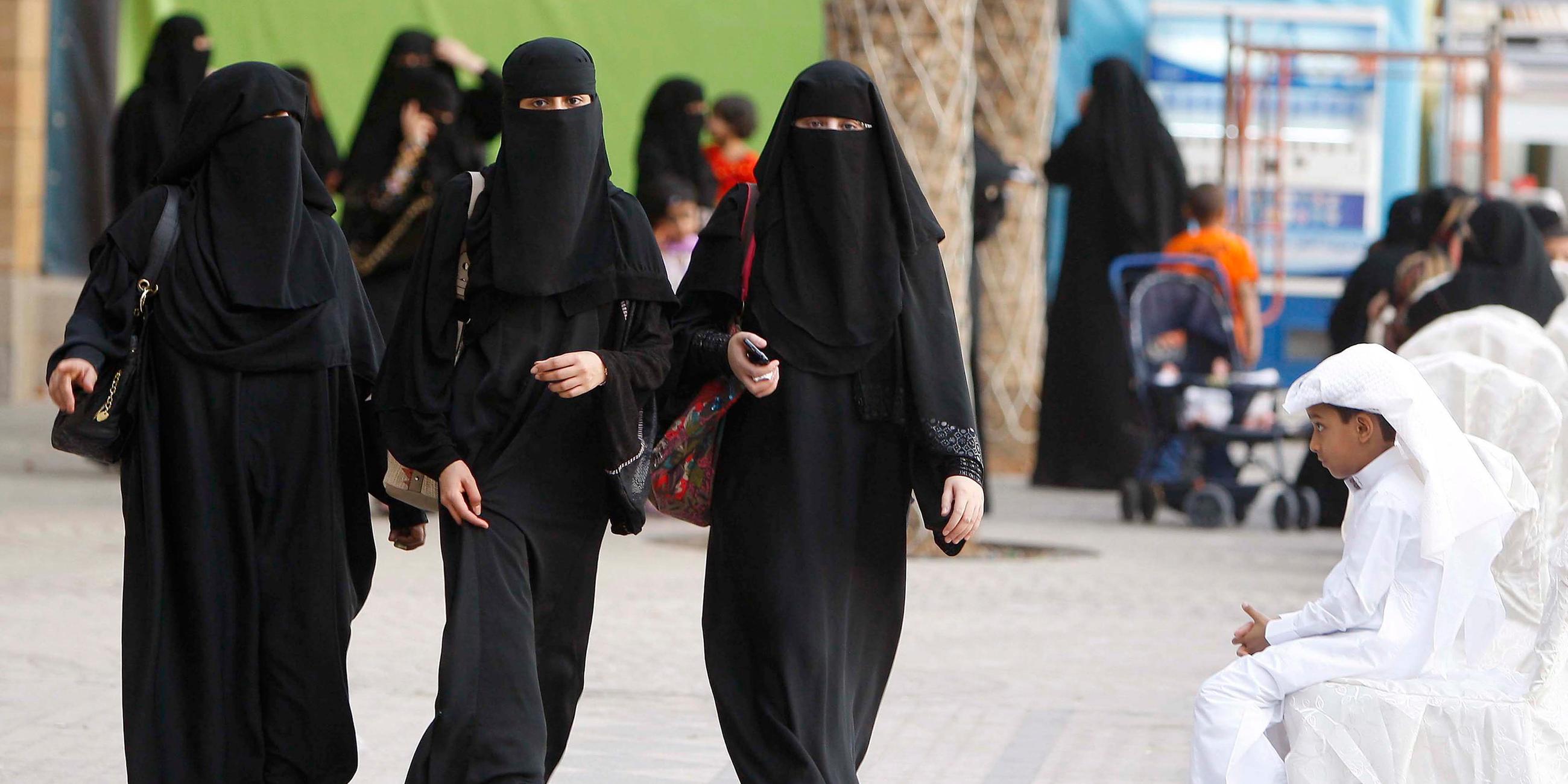 Archiv: Vollverschleierte Frauen in Saudi-Arabien