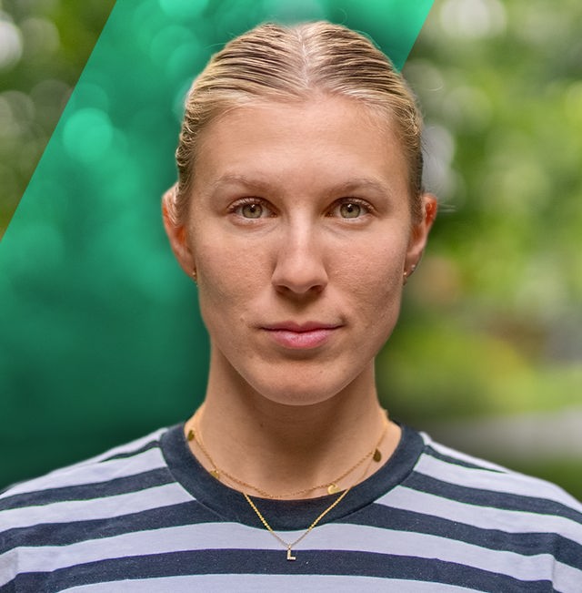 Collage: Eine junge Frau blickt ernst nach vorne. Im Hintergrund fährt eine rote Straßenbahn.