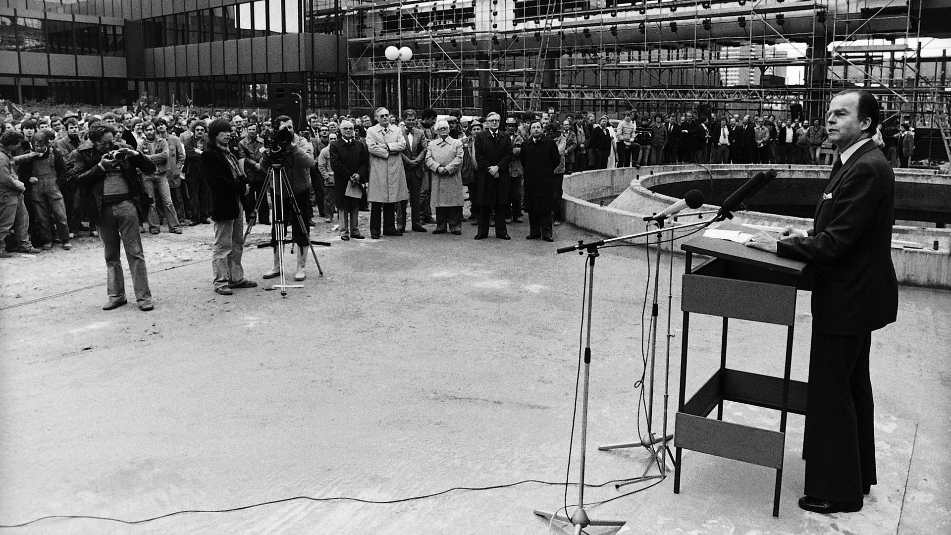 Karl-Günther von Hase beim Richtfest für das neue Sendebetriebsgebäude am 30.04.1981