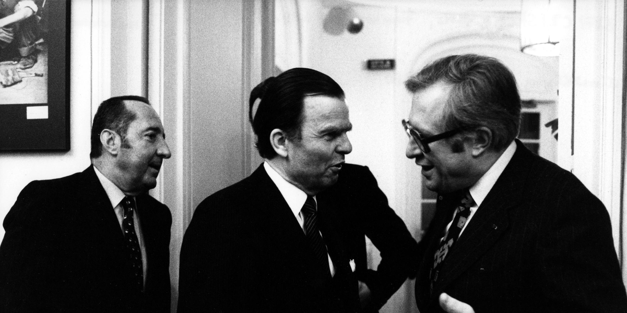 Der Publizist Peter Scholl-Latour, Karl-Günther von Hase und der damalige Ministerpräsident von Rheinland-Pfalz, Dr. Bernhard Vogel bei der Einweihung des ZDF-Studios in Paris 1980