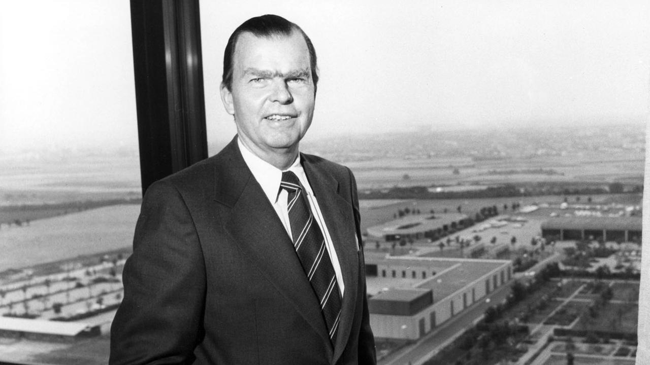 Karl-Günther von Hase in seinem Büro, 1981