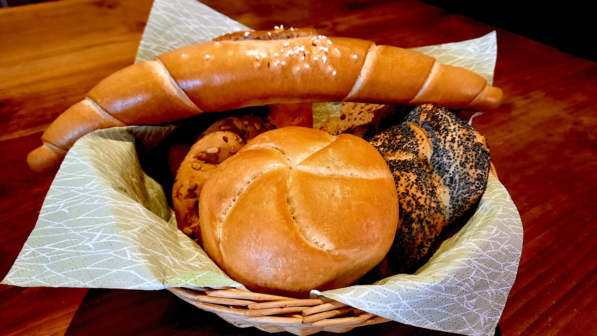 Frühstückskorb mit Backwaren.