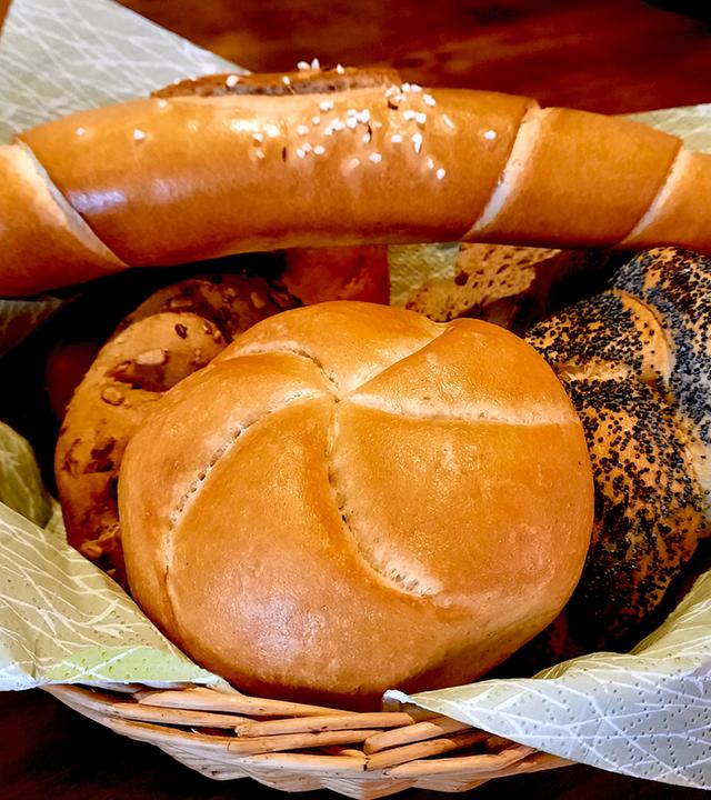 Frühstückskorb mit Backwaren.