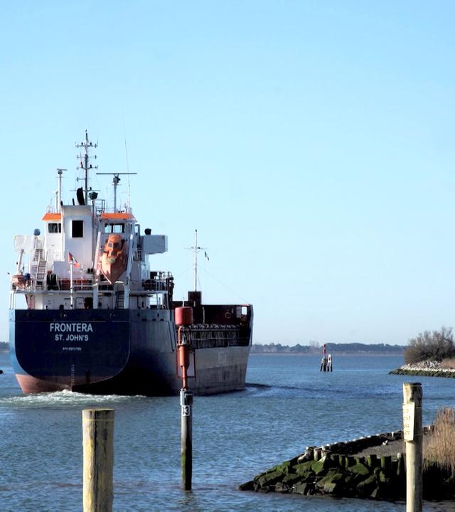Ein Frachtschiff in der Lagune von Baseleghe