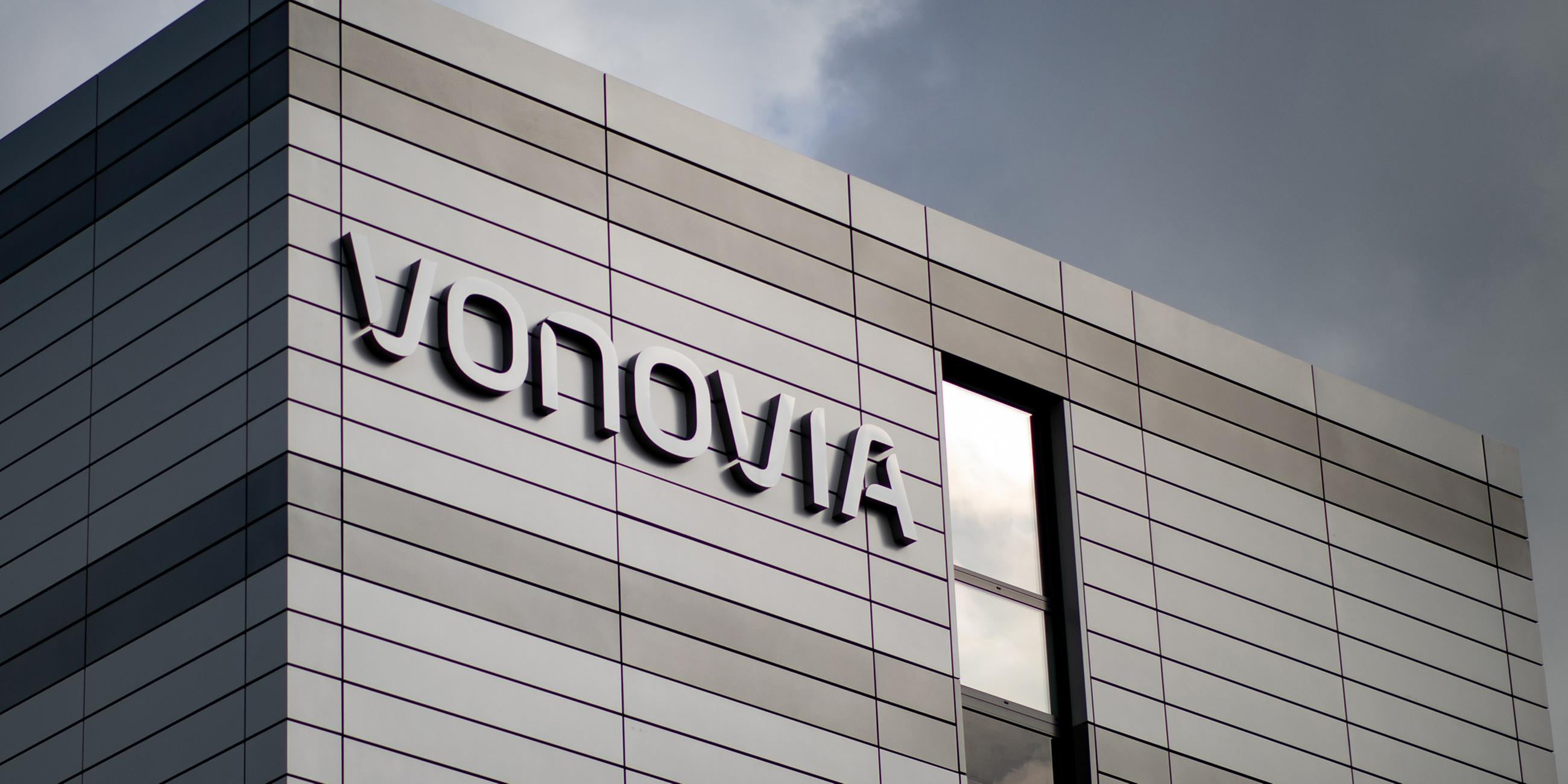 Der Schriftzug des Wohnungsunternehmens "Vonovia" hängt an der Firmenzentrale. 