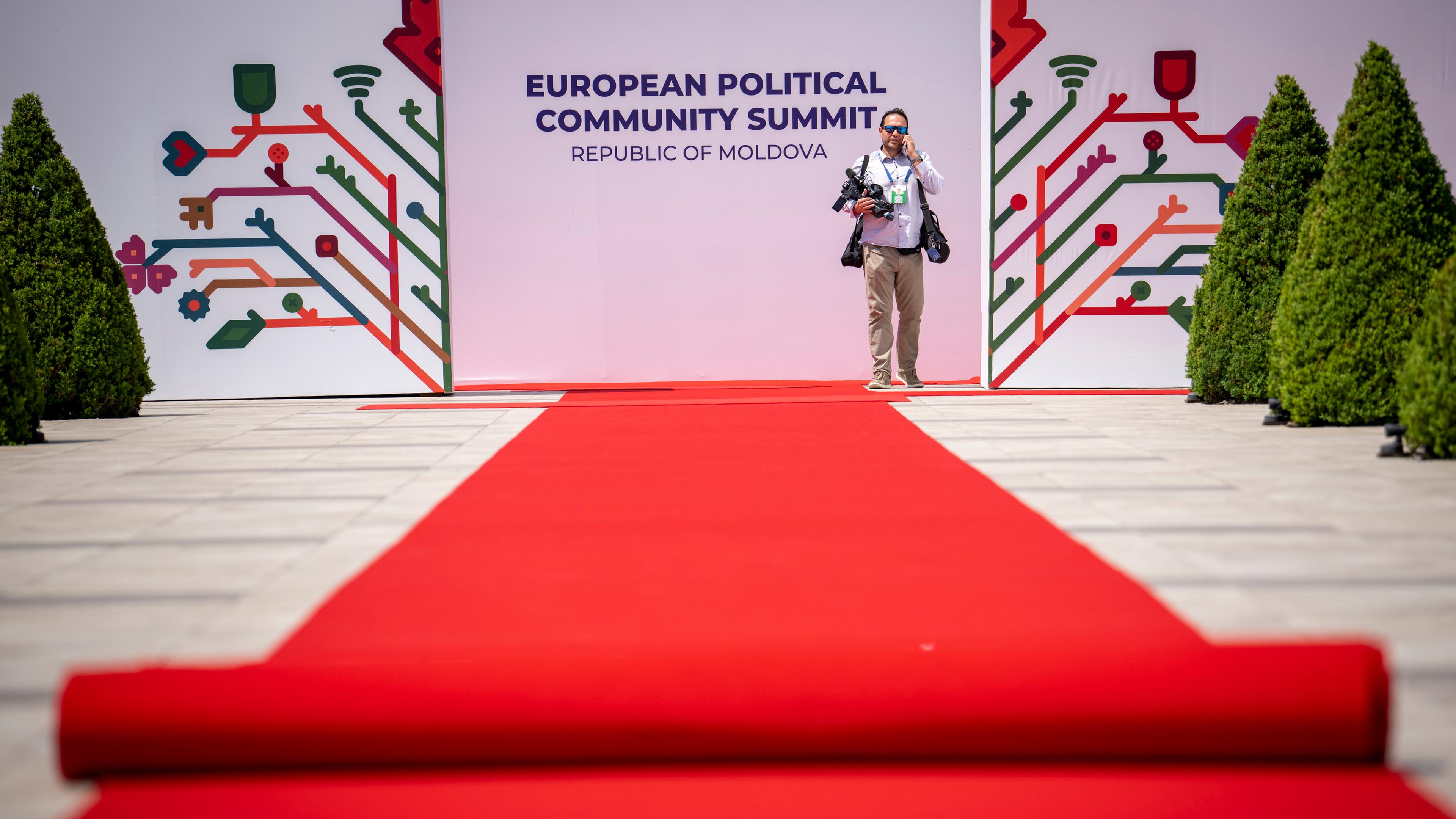 Ein Mann steht während der Vorbereitungen im Castel Mimi an einem roten Teppich.  Der Gipfel der Europäischen Politischen Gemeinschaft 2023 findet am 1. Juni in Moldau statt. 