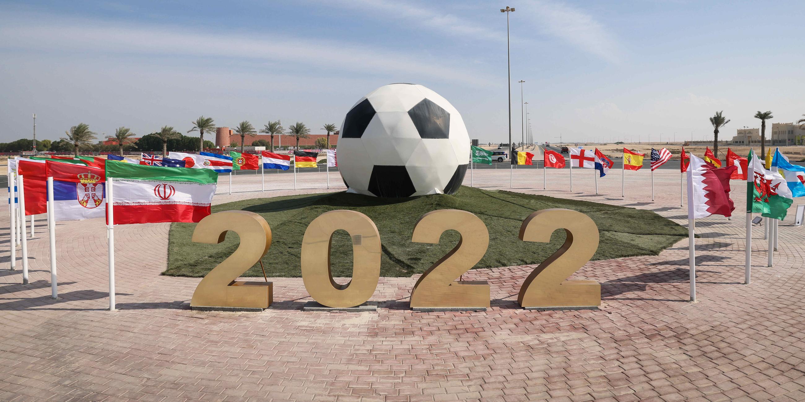 Fußball, Vorbereitung auf die WM in Katar, Nationalmannschaft Deutschland, eine Verkehrsinsel vor dem Al Shamal-Stadion am Rande von Al-Ruwais ist mit Flaggen der teilnehmenden Nationen der FIFA WM 2022 in Katar dekoriert. 