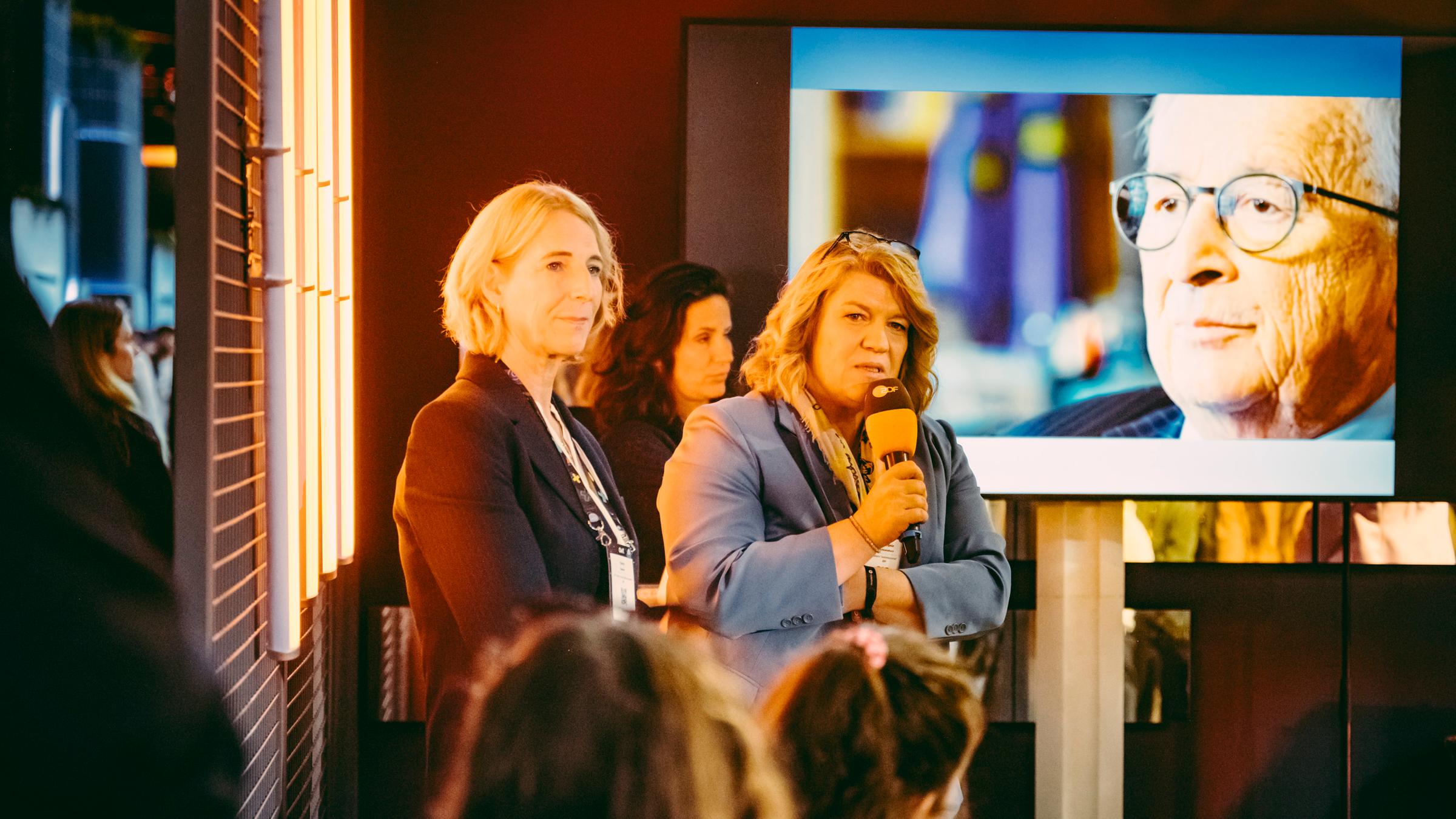 Katrin Eigendorf und Stefanie Schoenenborn während ihres Vortrags auf der OMR 2025 in Hamburg