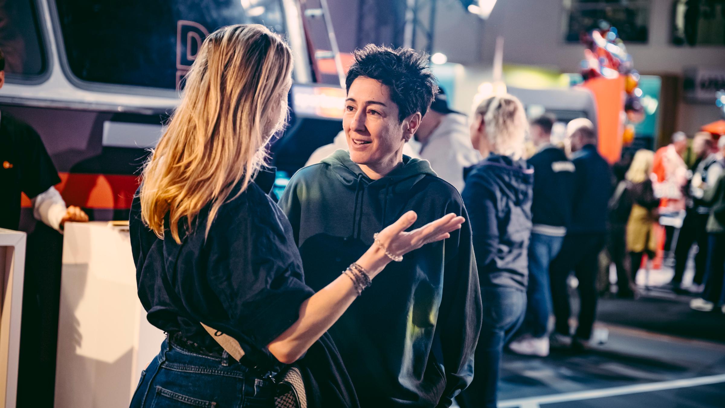 ZDF-Moderatorin Dunja Hayali im Gespräch mit einer Messebesucherin auf der OMR 2025 in Hamburg