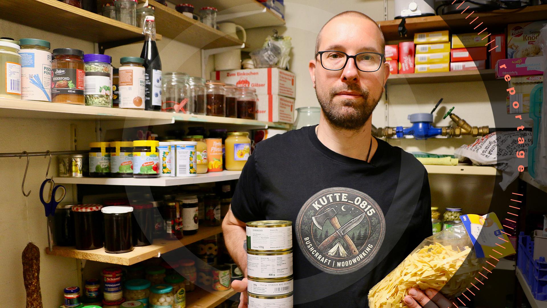 Marius steht im Keller vor Regalen mit Vorräten.