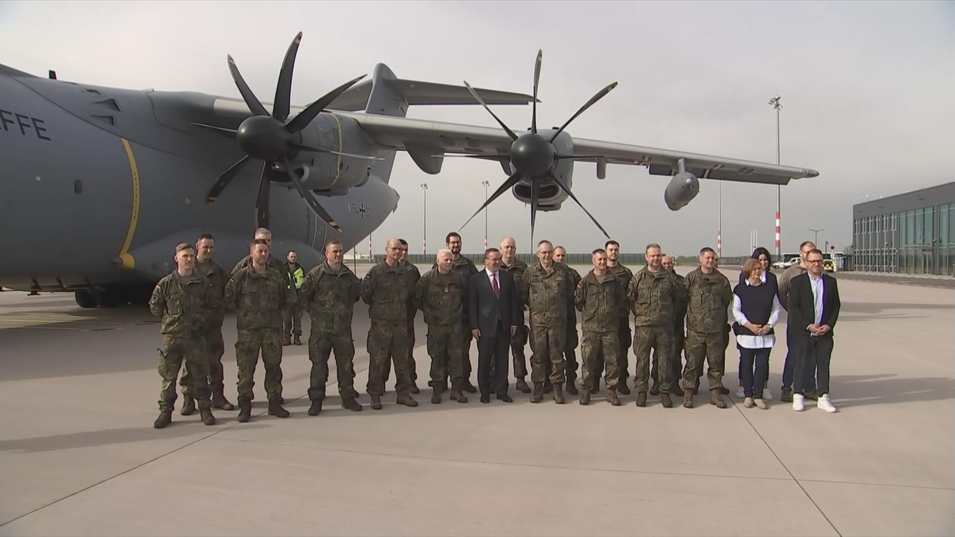 Vorkommando mit Verteidigungsminister Pistorius vor Abflug nach Litauen.