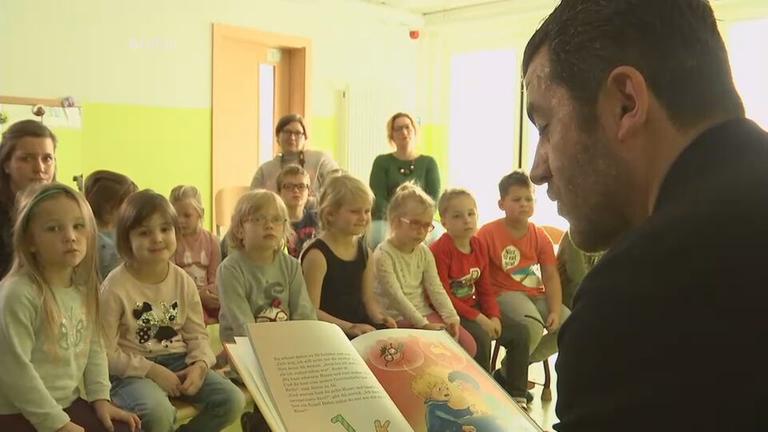 Kindern wird vorgelesen