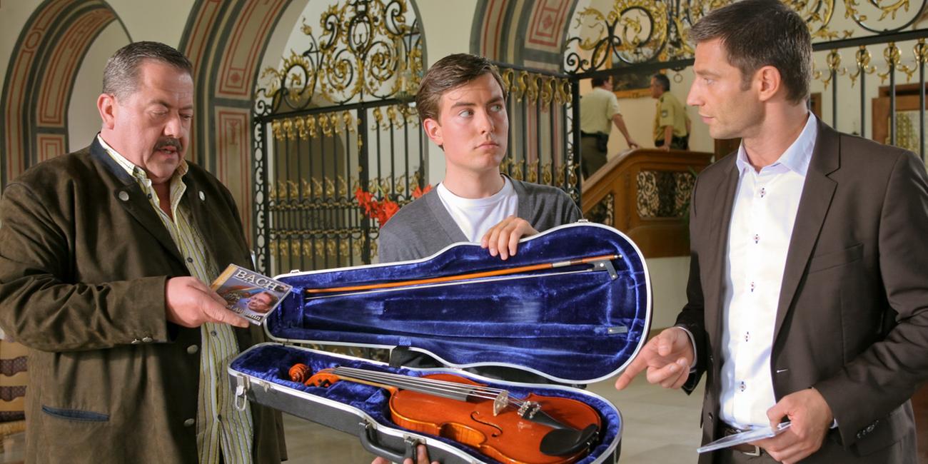Die Kommissare Korbinian Hofer (li. Joseph Hannesschläger) und Sven Hansen (re. Igor Jeftic) ermitteln in der Musikakademie und befragen Tobias Ferber (mi. Lukas Nathrath).