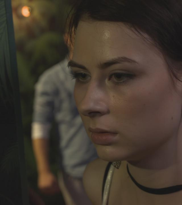 "Vorsicht, Falle! - K.O.-Tropfen": Eine junge Frau in einer Diskothek.  