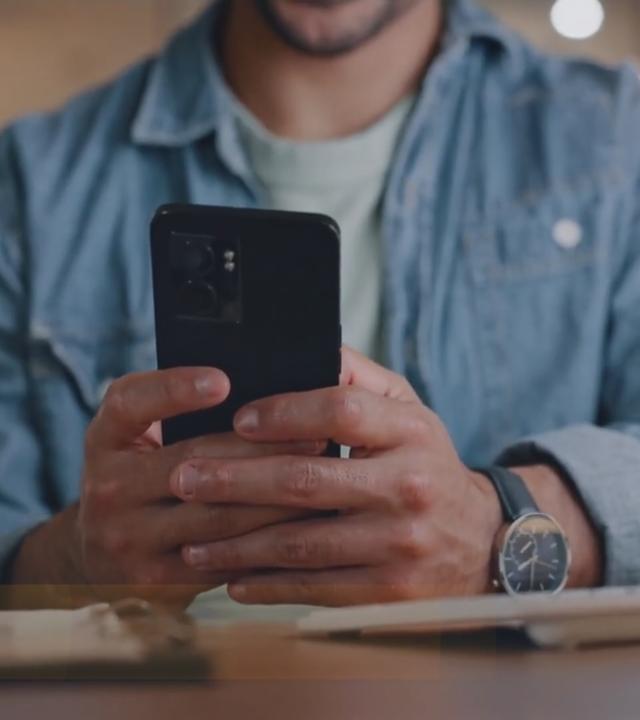 Mann schaut auf ein Handy