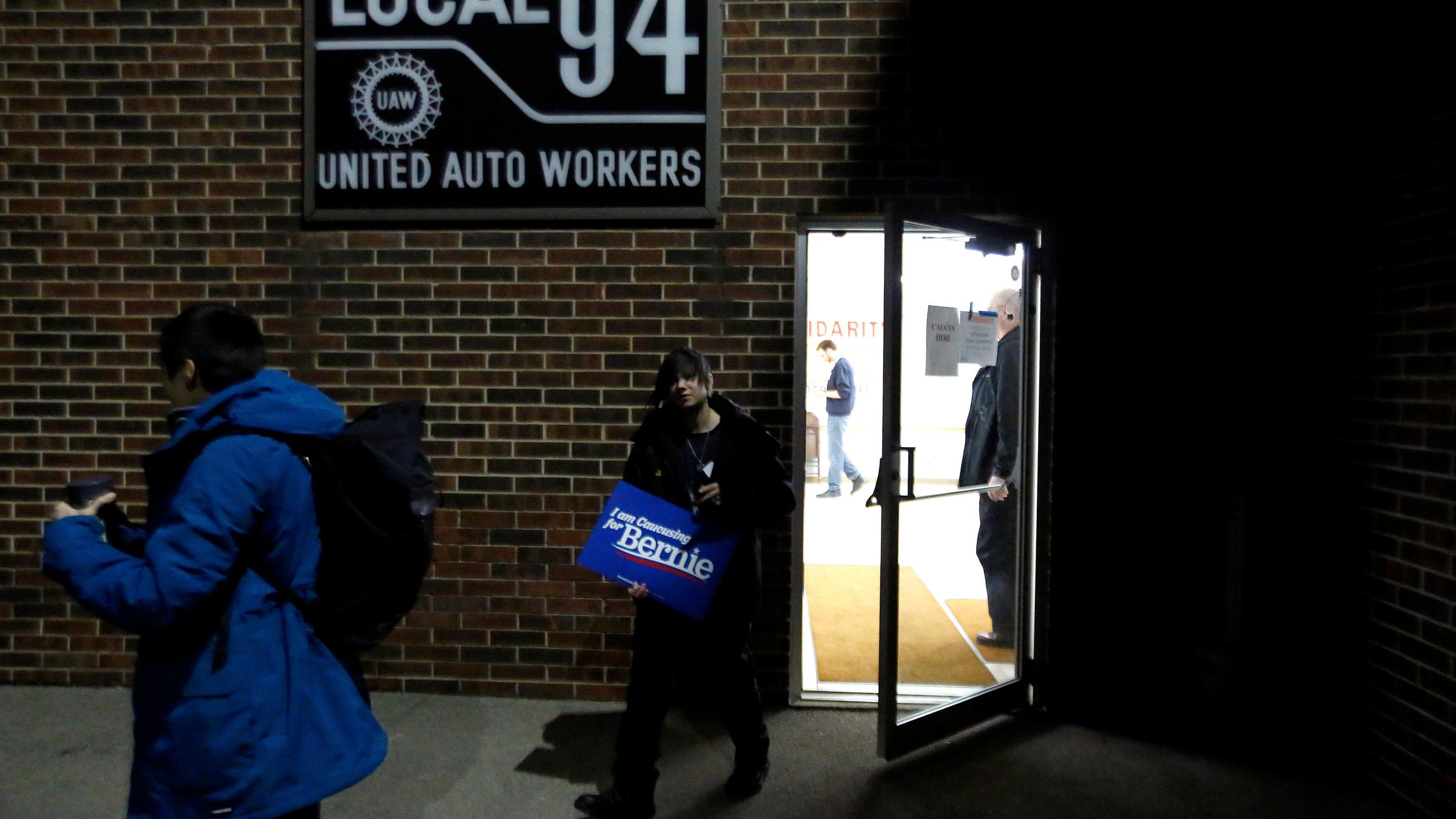 Ein Sanders-Unterstützer verlässt das Wahllokal in Dubuque, USA, 04.02.2020.