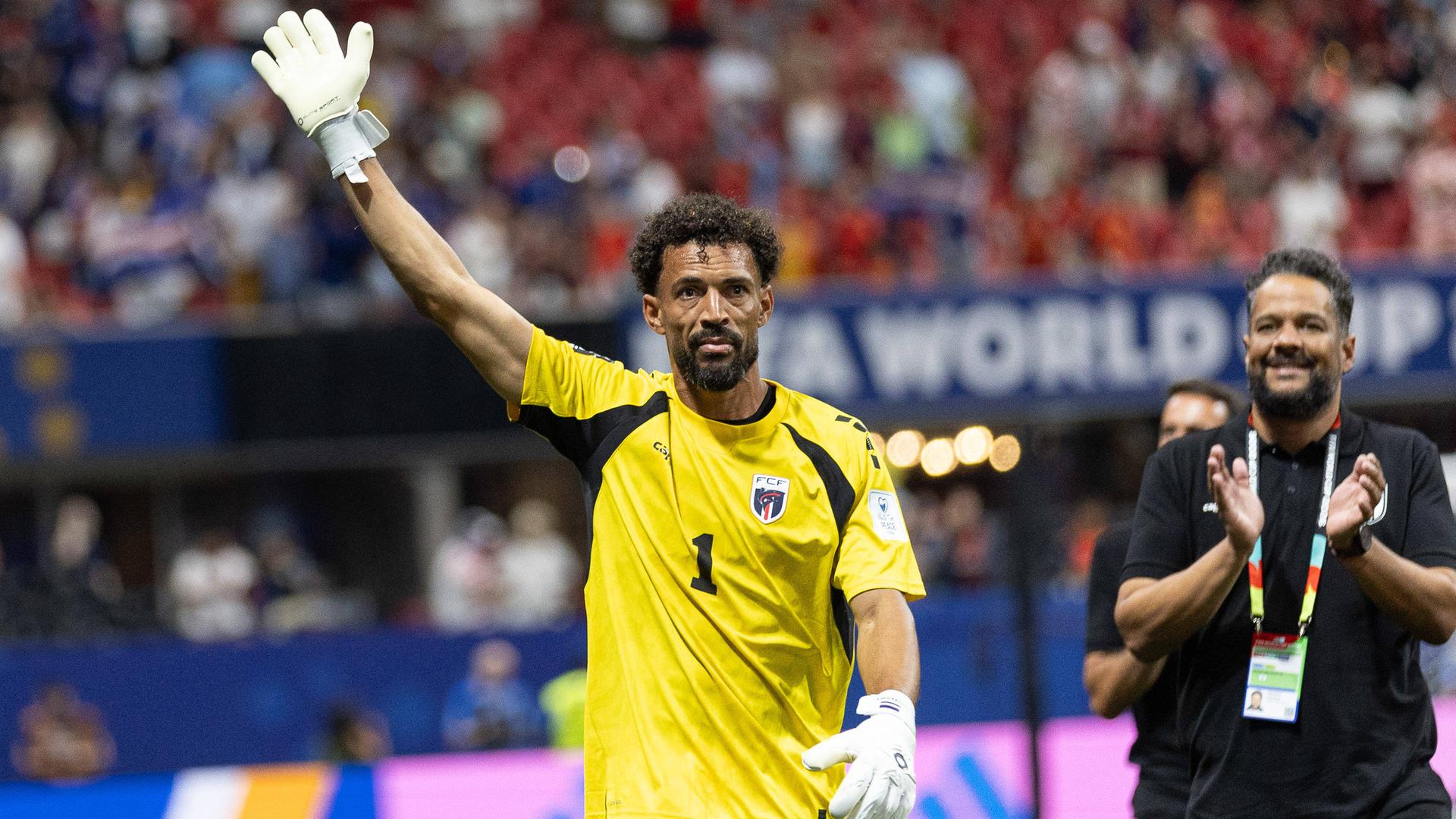 Der kapverdische Nationaltorwart Vózinha grüßt nach dem WM-Spiel gegen Spanien die Fans
