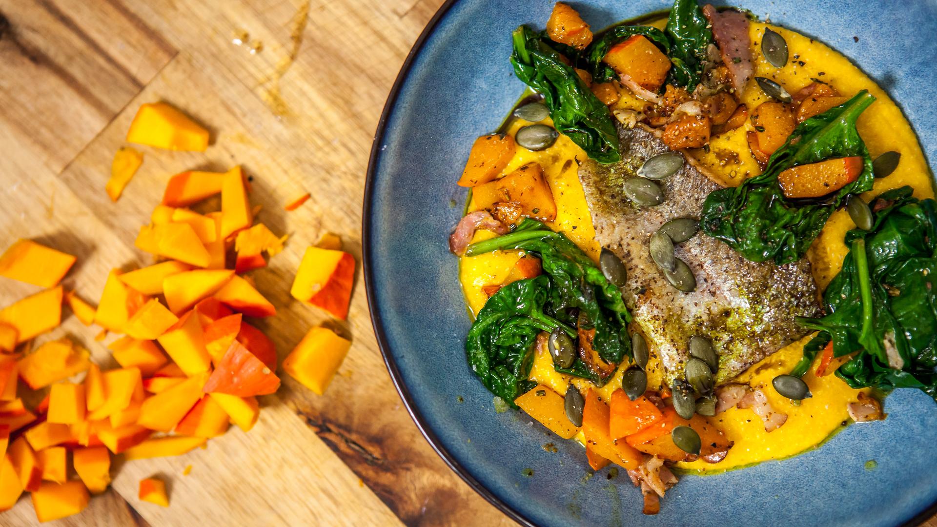 Ein Teller mit einem Polentagericht.